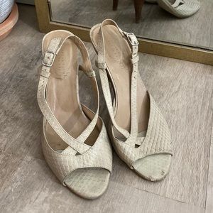 Brazilian strap-back shoe